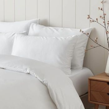 Breathable and comfortable organic cotton pillowcase set, ideal for a restful sleep.